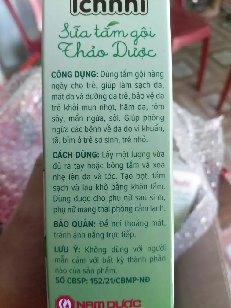 Sữa tắm gội thảo mộc Ích Nhi hương lá, chai 200ml, giúp làm sạch da và tóc trẻ