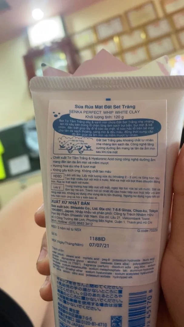 Sữa rửa mặt Senka Perfect White Clay 120g tẩy tế bào chết dưỡng trắng sáng ẩm mịn đều màu da