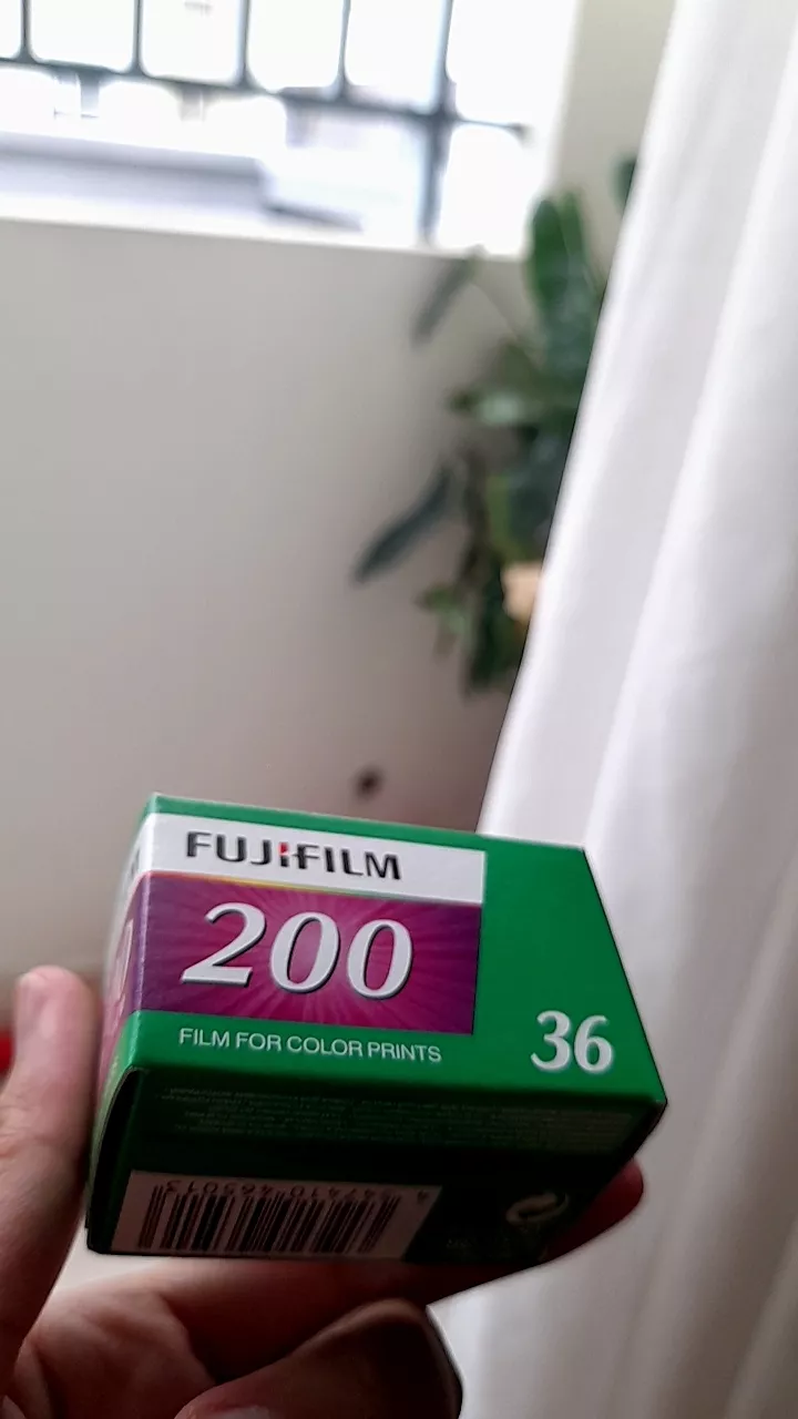 Fuji C200 36exp In Date 01/2027 bản mới film 35mm Fujicolor 200 loại hộp lẻ 1 hộp có 1 cuộn film và hủ nhựa bảo quản
