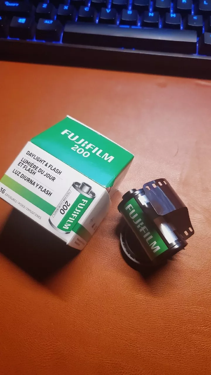 Film chụp ảnh Lucky 200 36exp date 03/2028 film 35mm tráng C41