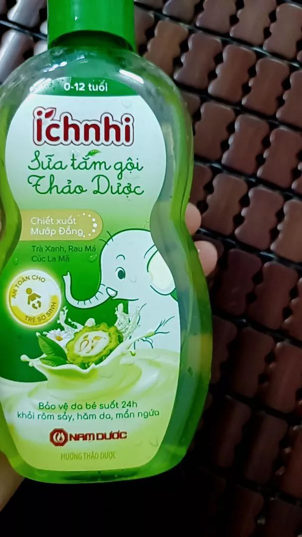 Sữa tắm gội thảo mộc Ích Nhi hương lá, chai 200ml, giúp làm sạch da và tóc trẻ