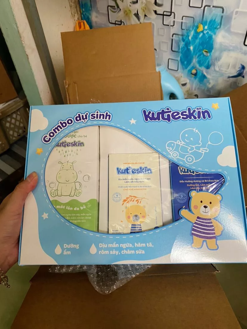 Combo Dự Sinh New - Đón bé chào đời Tặng kèm kem chàm sữa (Nước tắm gội + Kem dịu da + Kem dưỡng ẩm)