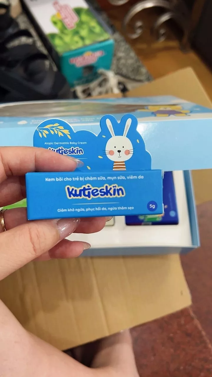 Combo Dự Sinh New - Đón bé chào đời Tặng kèm kem chàm sữa (Nước tắm gội + Kem dịu da + Kem dưỡng ẩm)