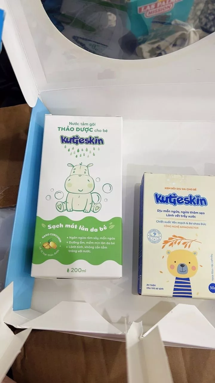 Combo Dự Sinh New - Đón bé chào đời Tặng kèm kem chàm sữa (Nước tắm gội + Kem dịu da + Kem dưỡng ẩm)