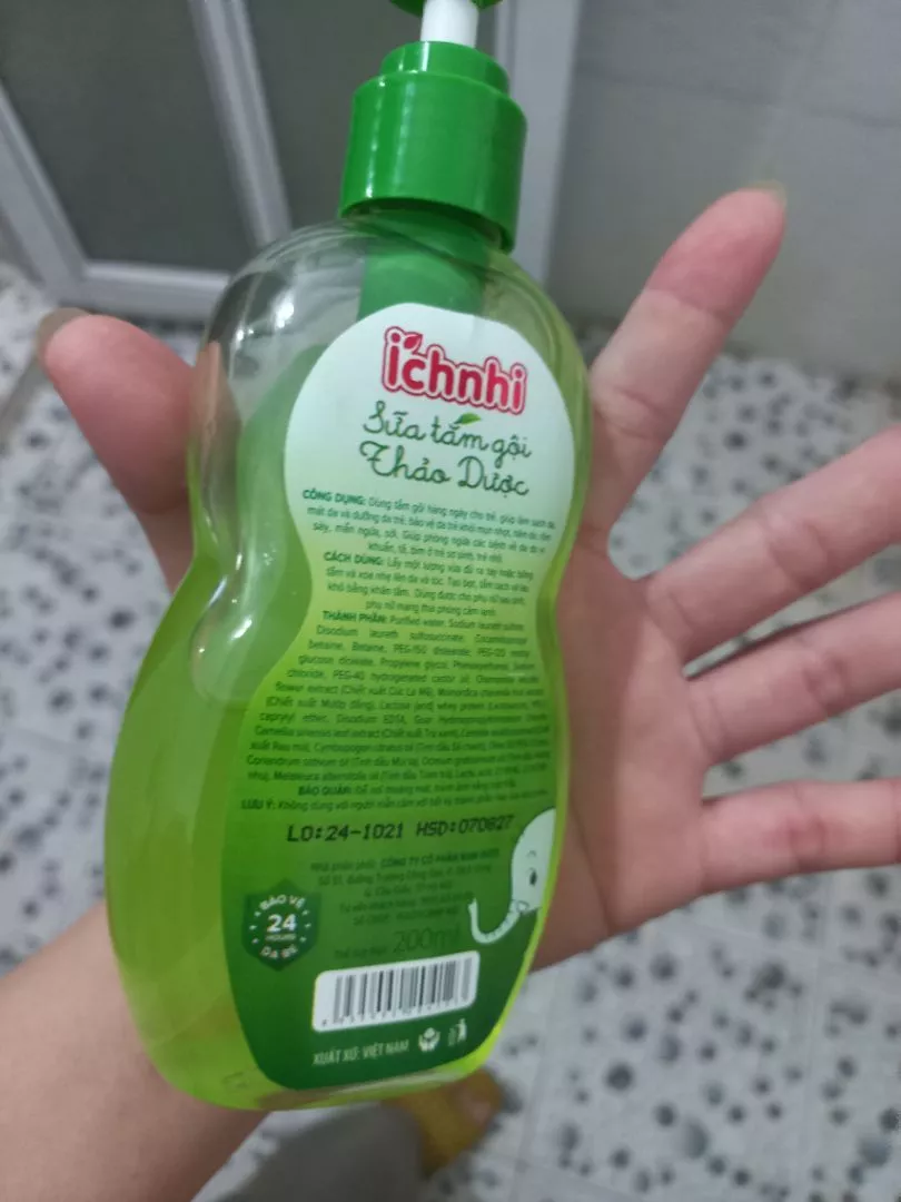 Sữa tắm gội thảo mộc Ích Nhi hương lá, chai 200ml, giúp làm sạch da và tóc trẻ
