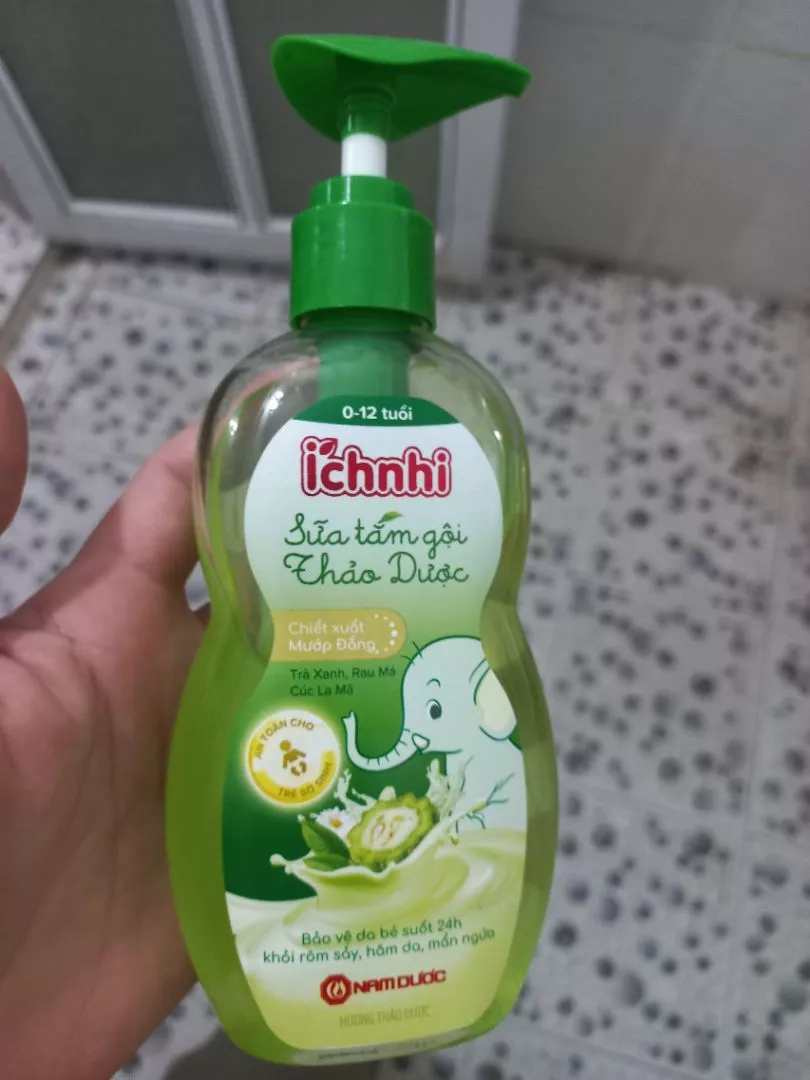 Sữa tắm gội thảo mộc Ích Nhi hương lá, chai 200ml, giúp làm sạch da và tóc trẻ