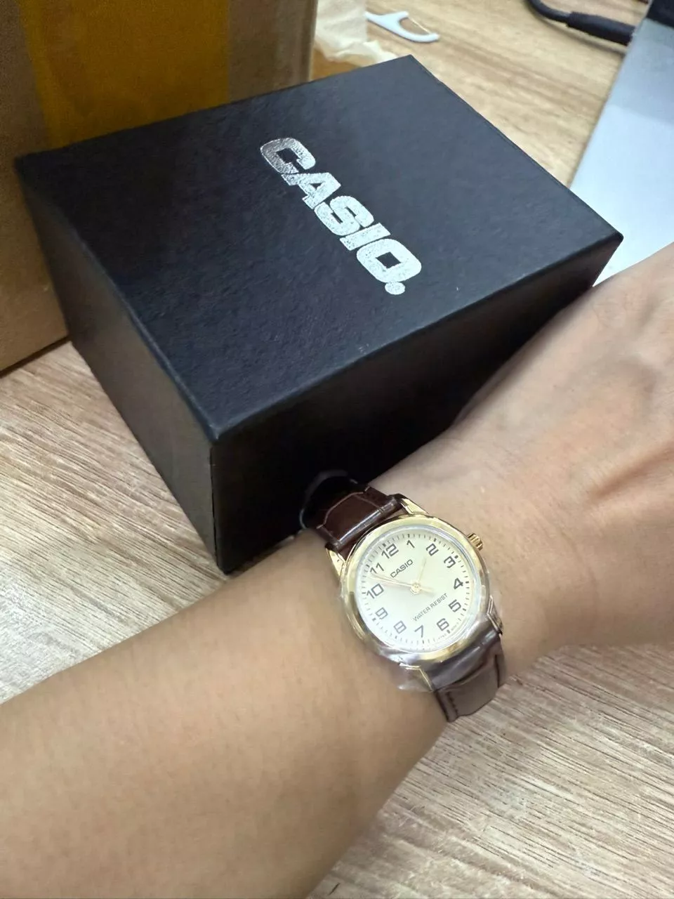 Đồng Hồ Casio Nữ Series LTP-V001 Sang Trọng Mặt Kính Khoáng Tròn 25mm Dây Da/ Kim Loại Không Gỉ Kháng Nước Chính Hãng