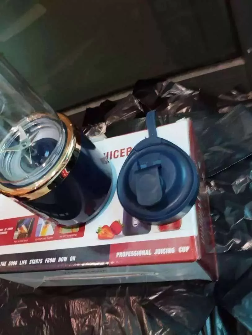 Cốc ép trái cây cầm tay nhỏ gọn, hoàn toàn tự động, đa chức năng, lý tưởng cho học sinh, dễ sử dụng