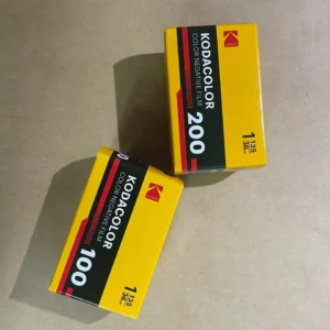 Fujifilm 400 36exp date 02/2027 film 35mm (phiên bản mới XTRA 400 ) hộp lẻ 1 hộp giấy có 1 cuộn film và hủ nhựa bảo quản