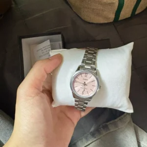 Đồng Hồ Casio Nữ LTP-V005D-4BUDF Màu Hồng Kim Bạc Dạ Quang Kính Khoáng 28.2mm Chống Nước Dây Kim Loại Không Gỉ