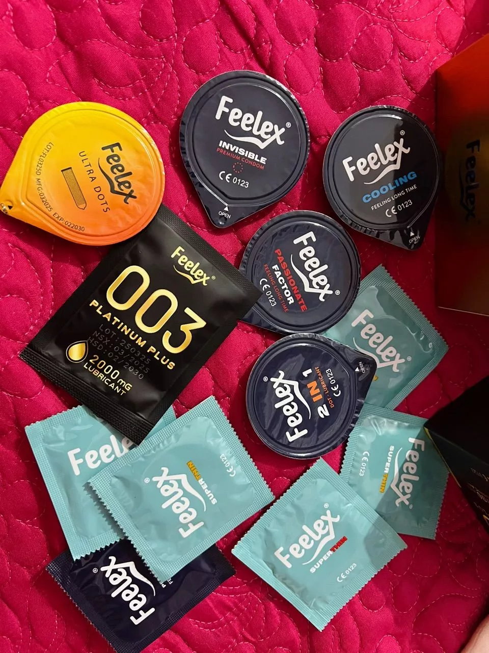 Bao cao su Feelex gân gai, nhiều gel bôi trơn - Hộp 10 bcs