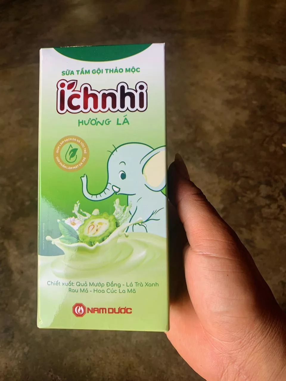 Sữa tắm gội thảo mộc Ích Nhi hương lá, chai 200ml, giúp làm sạch da và tóc trẻ