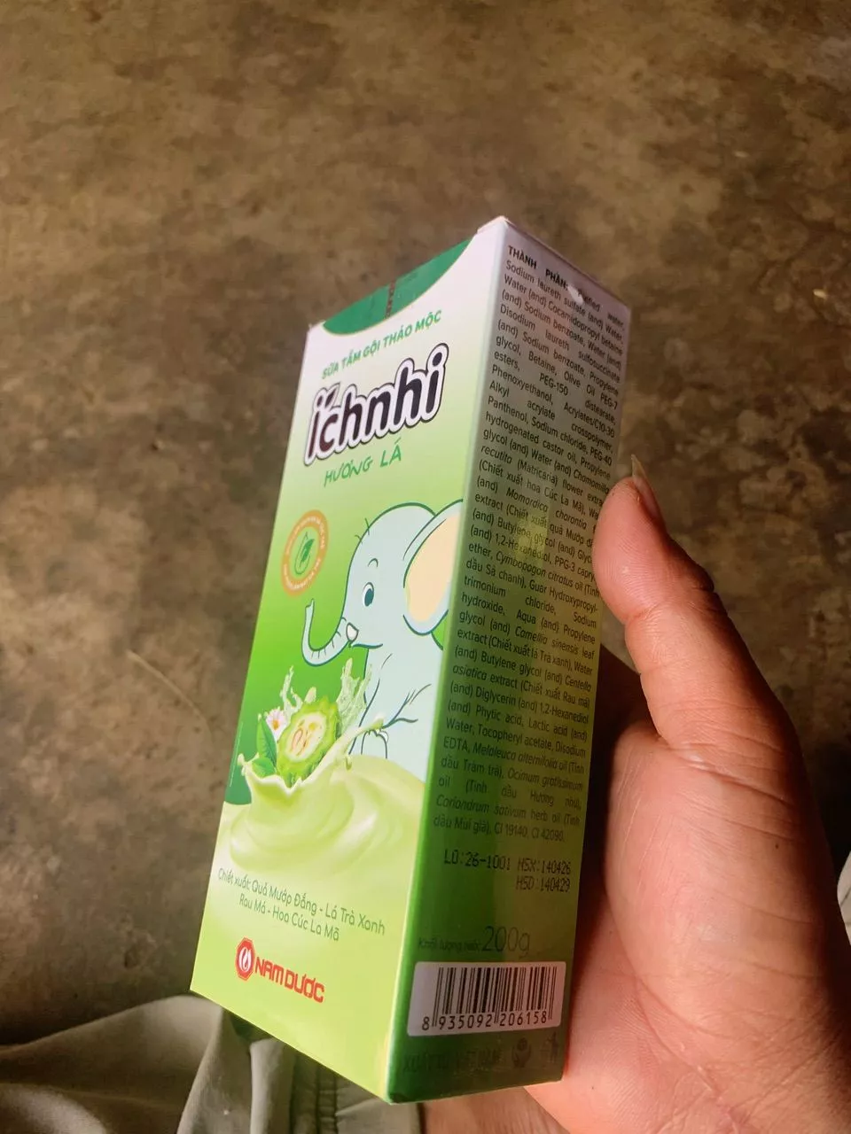 Sữa tắm gội thảo mộc Ích Nhi hương lá, chai 200ml, giúp làm sạch da và tóc trẻ