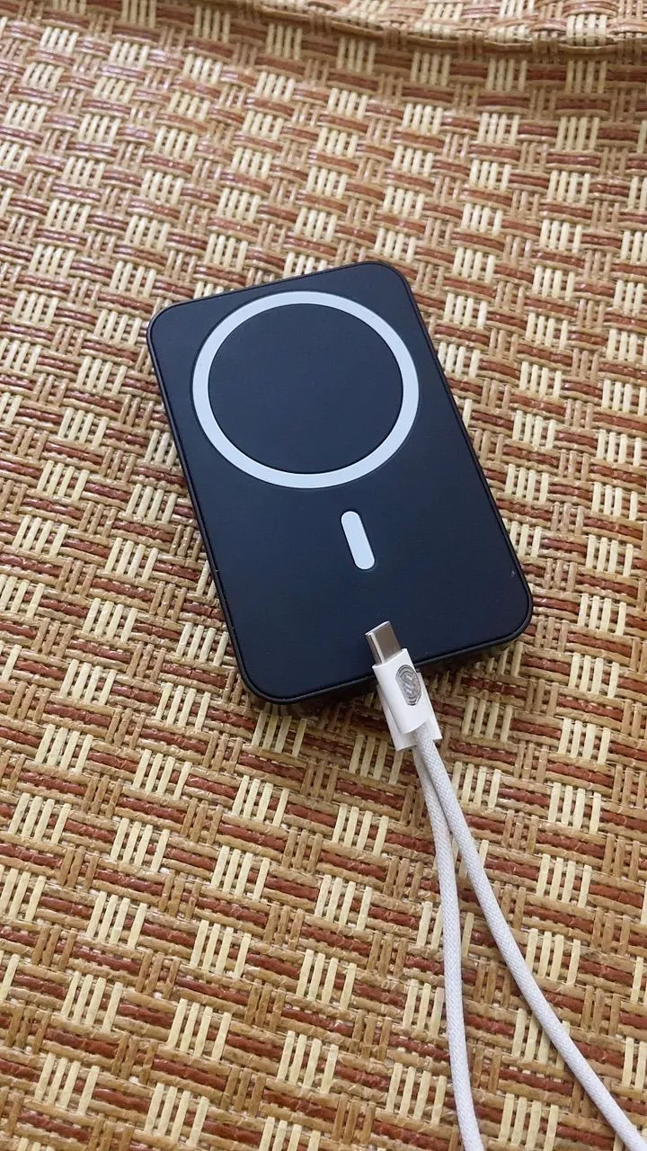Dosen Pro Mini Từ Tính Không Dây 22.5W Sạc Nhanh Power Bank 10000mah 12000mAh có nam châm thích hợp cho phone
