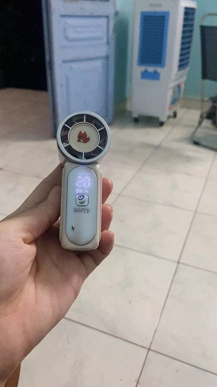 Quạt Mini Cầm Tay 100 Mức Gió – Cao Cấp, Mát Nhanh, Màn Hình LED, Siêu Nhỏ Gọn 9cm