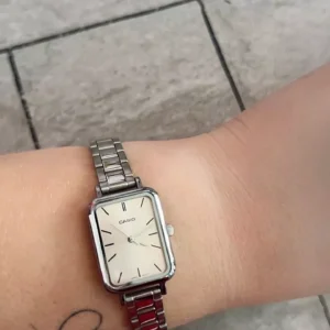 Đồng Hồ Nữ Casio LTP-V009 Dây Kim Loại Mặt Chữ Nhật Kính Khoáng Chống Nước